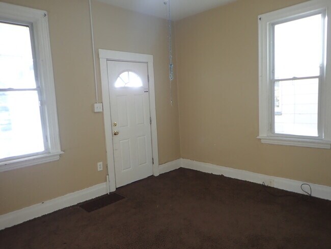 Building Photo - 2 story home includes 2 bedrooms, 1 bath ~