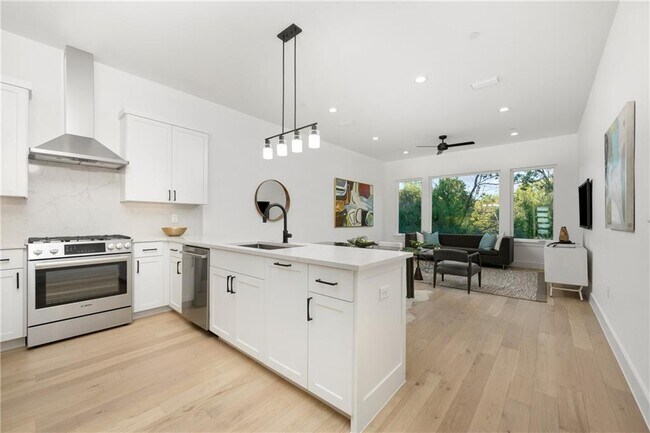 Building Photo - 4010 Clawson Rd #4