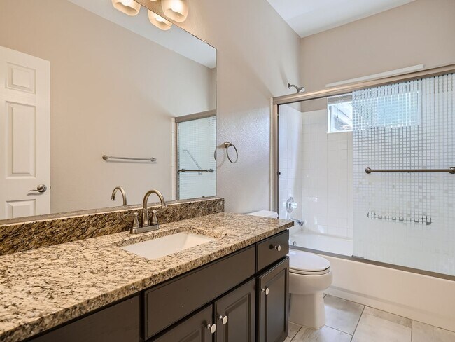 Foto del edificio - Evolve Real Estate: Meticulous Executive 4 Bedroom Plus Finished Basement Available August 5!