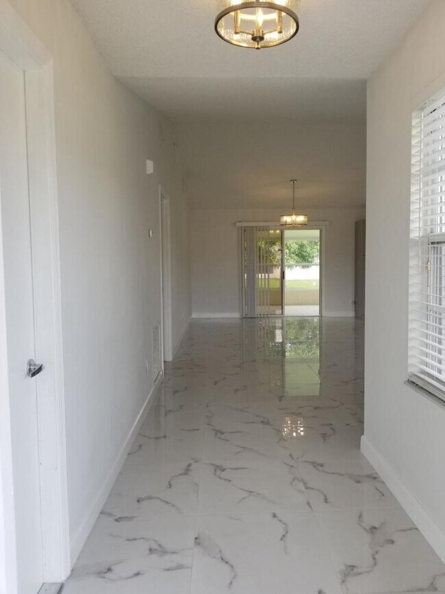 Foto del edificio - 2150 SE Dolphin Rd