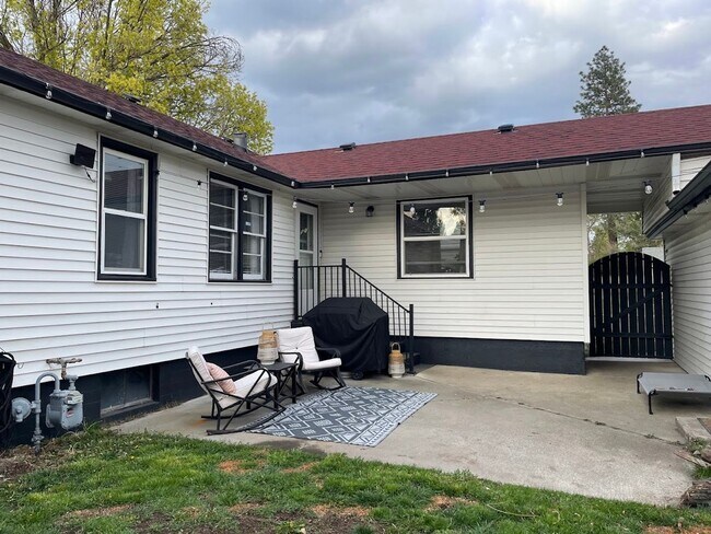 Building Photo - Audubon-Downriver Neighborhood 3+ bedroom, 1 bath corner lot with large, fenced yard