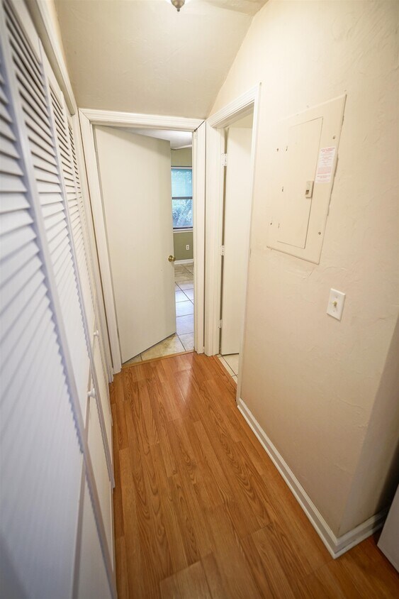 Foto principal - 2100 Continental Ave