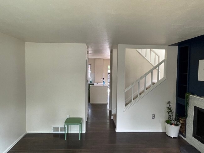 living room to kitchen corridor - 300 Southridge Pl