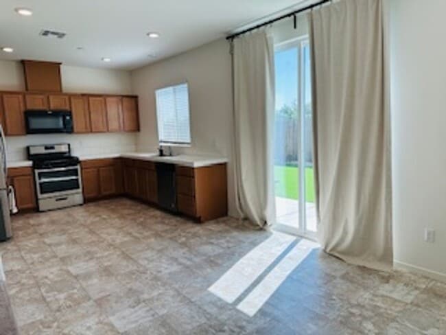 Building Photo - $2,275 West of Hwy 99, 3 Beds - Monte Vist...