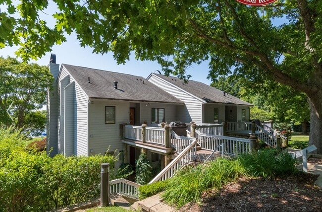 Building Photo - 230 Oak St