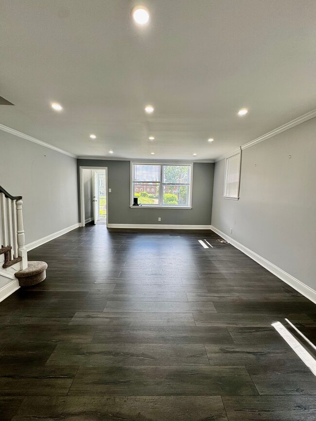 Foto del edificio - Updated 3-Bedroom Home with Garage in Ceda...