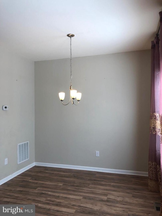 Building Photo - 685 Jacobsen Cir