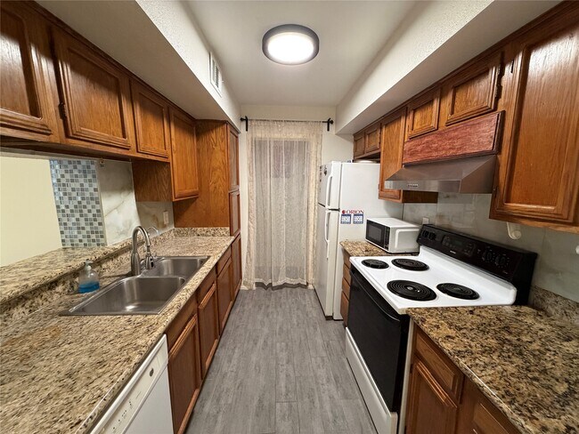 Building Photo - 6602 Harbor Town Dr