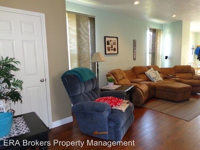 Building Photo - 1851 E Longbranch Dr