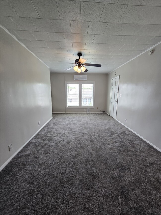 Building Photo - 615 Kernohan St