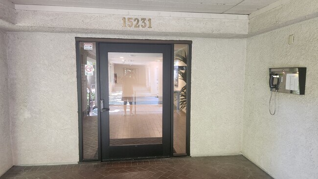 Foto del edificio - 15231 Magnolia Blvd