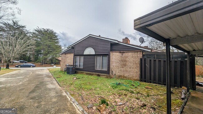 Building Photo - 1511 Stoneleigh Cir