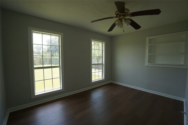 Building Photo - 306 Center Way