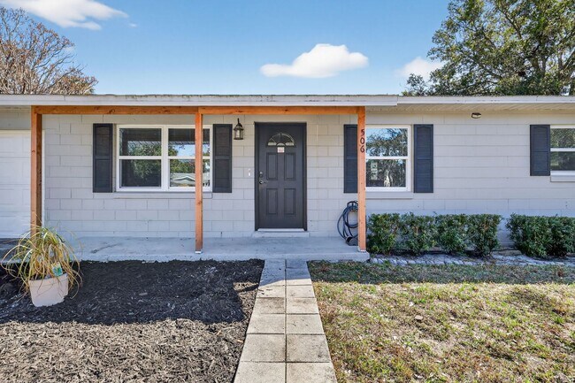 Building Photo - Move-In Ready 3 Bedroom Home in Tavares with no HOA