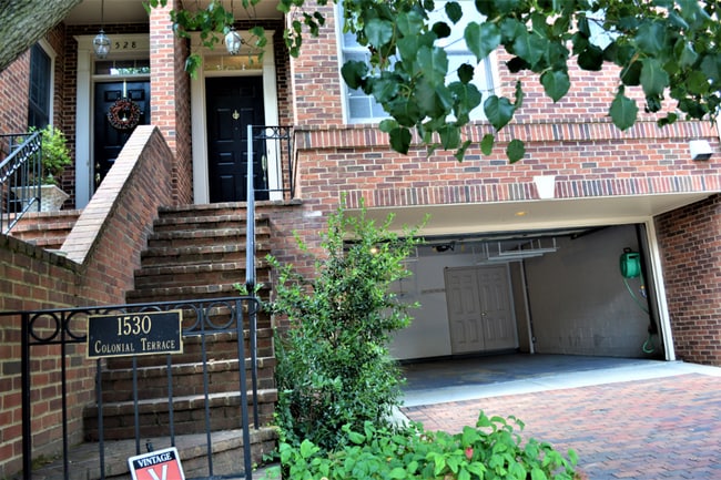 Building Photo - Large Townhouse 3 Bedroom 2 Full Baths and...