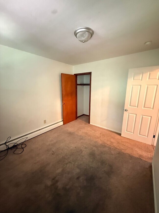 Foto del edificio - 2 Bedroom 1 Bathroom Apartment For Rent!
