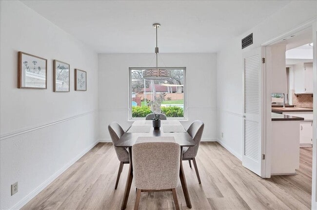 Foto del edificio - 9502 Castlewood Dr