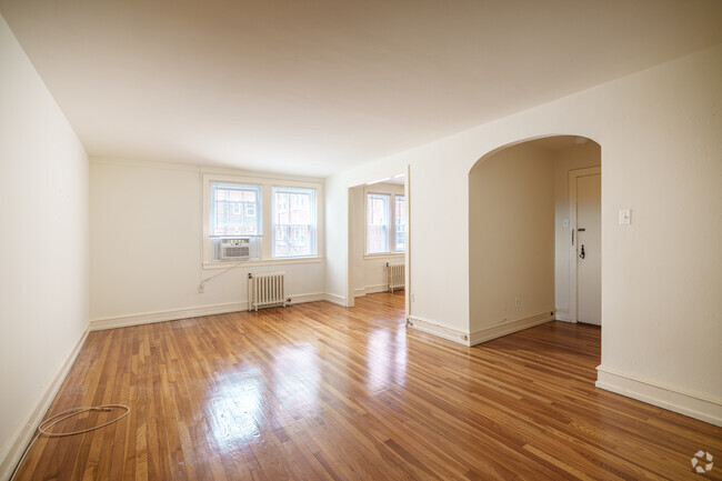 1BR, 1BA - 833SF - Living Room - Mermont Apartments