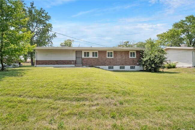 Building Photo - Charming 3 bedroom 2.5 bath ranch home wit...