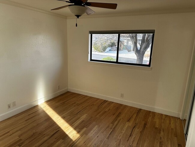 Building Photo - Remodeled 2 bed / 2 bath home near Univers...