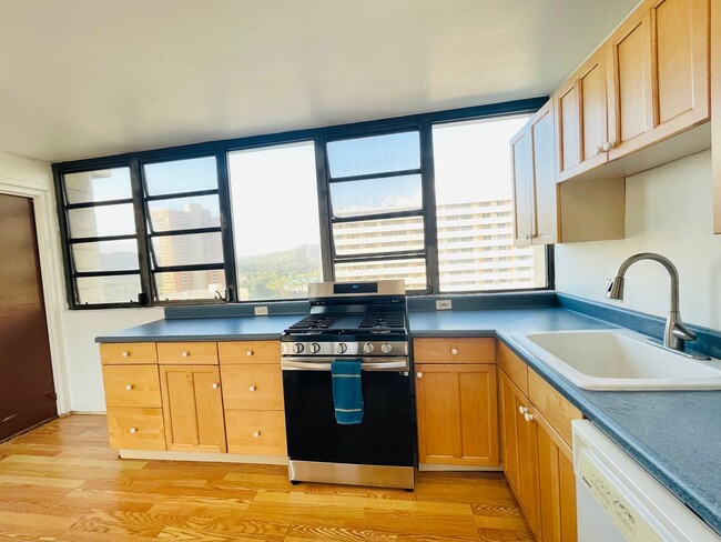 Building Photo - READY TO MOVE IN 3 BED, 2 BATH, 1 PARKING ...