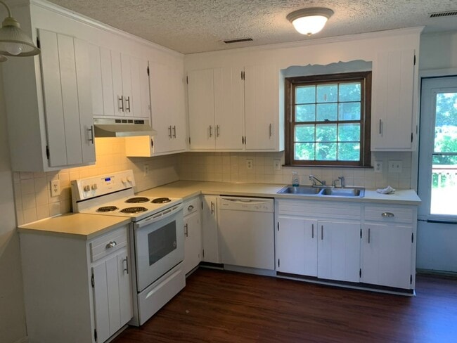 Building Photo - Updated 2 bedroom, 1 bath apartment with w...