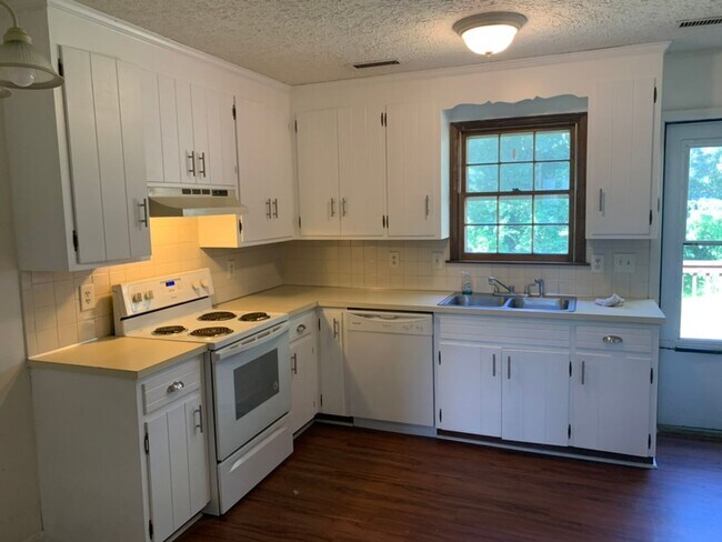 Foto del edificio - Updated 2 bedroom, 1 bath apartment with walk-out patio off of kitchen, and updated flooring.