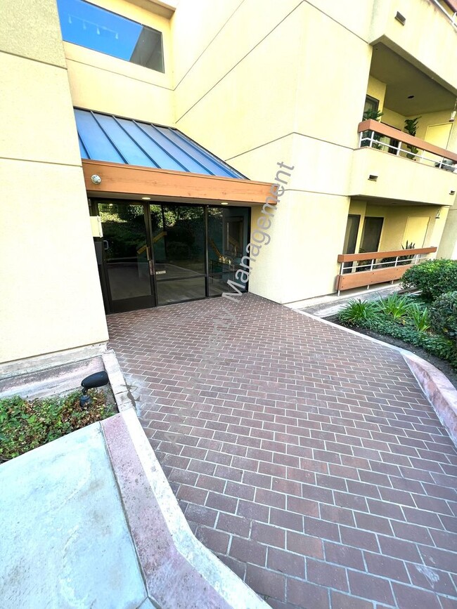 Building Photo - Large Condo with Parking Near Mission Trails!