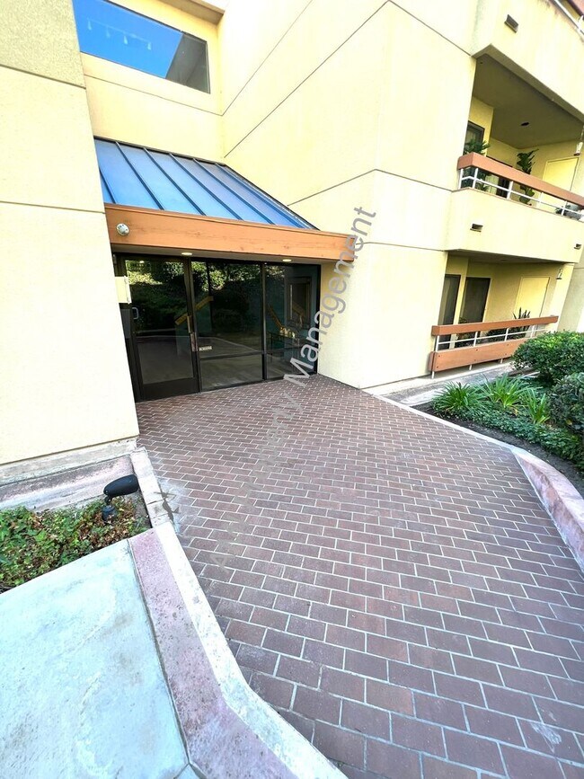 Foto del edificio - Large Condo with Parking Near Mission Trails!