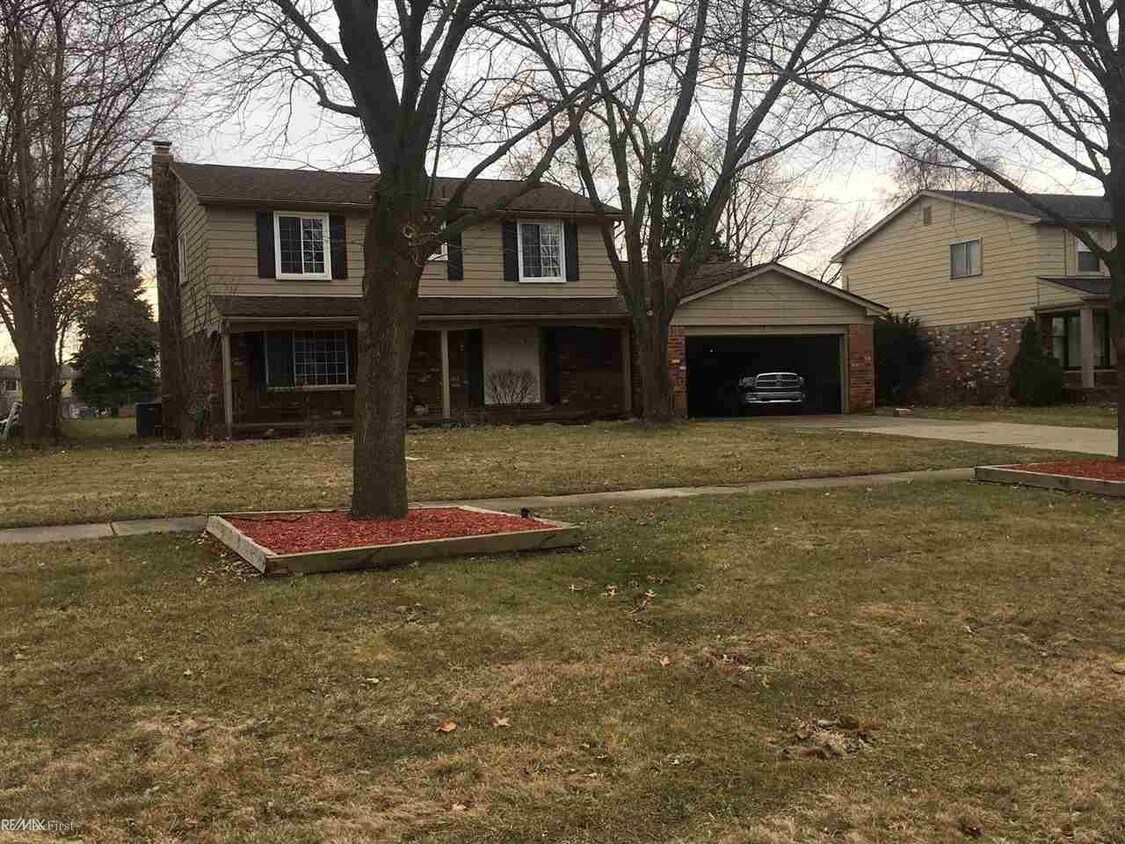Foto principal - 18161 Santa Ann Ave
