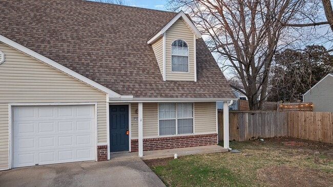 Building Photo - "Cozy 2-Bedroom Duplex Retreat on East Dra...