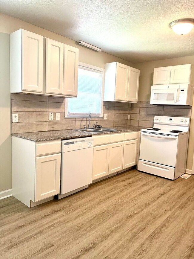 Foto del edificio - 3 BEDROOM MADE FOR YOU - Available for Mov...