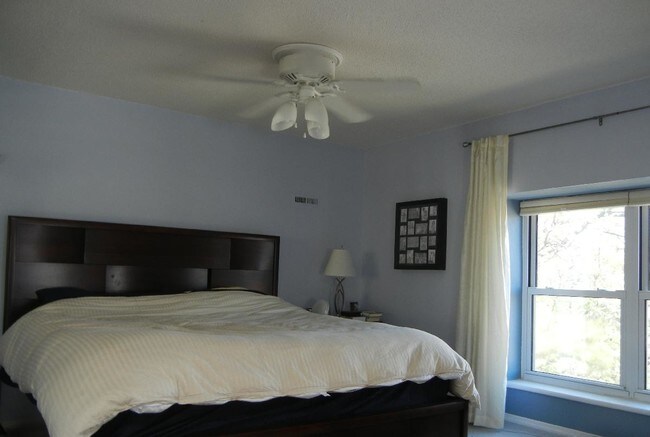 size en la habitación principal se adapta a la cama - 4320 Maryland Ave
