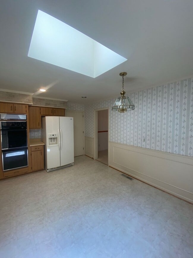 Building Photo - 2648 S Kings Rd