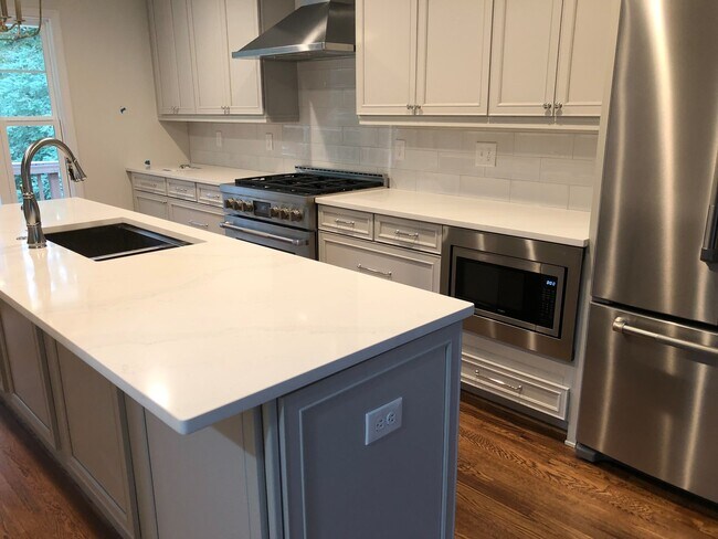Building Photo - Renovated Brick Ranch With Easy Access to ...