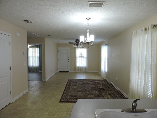 Foto del edificio - 121 Half Acre Ln