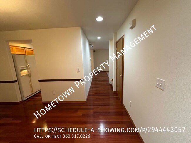 Building Photo - Beautiful 3 Bedroom, 2.5 Bath with Bonus L...