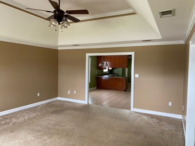 Building Photo - Beautiful 3 Bedroom/2 Bath off of Cat Cree...