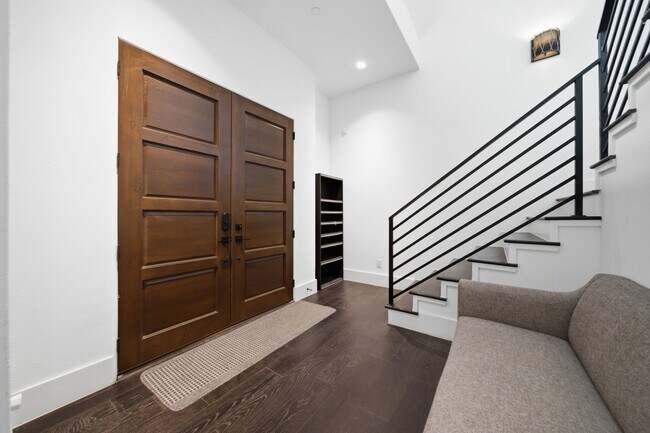 Foto del edificio - 327 E 2nd St