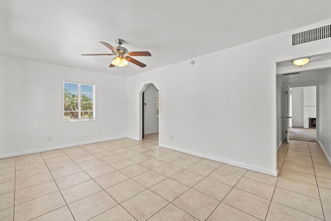 Building Photo - 1536 E Waverly St