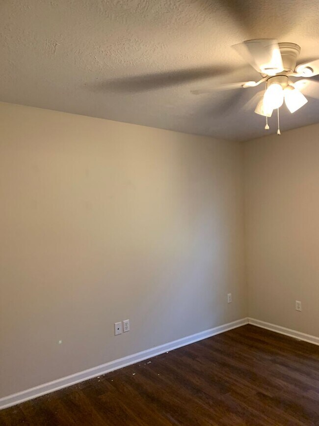 Building Photo - 3 Bedroom 2 bath home Available Soon - 8/3...