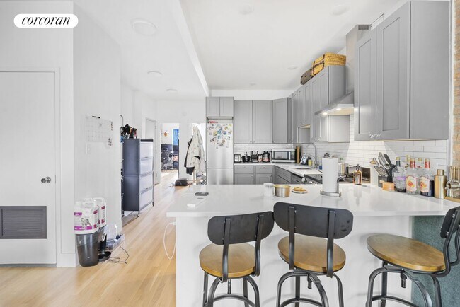 Building Photo - 594 MacDonough St