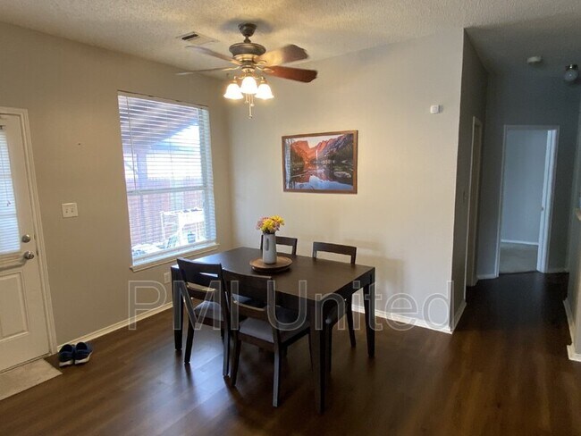 Foto del edificio - 2208 Wildwood Lane