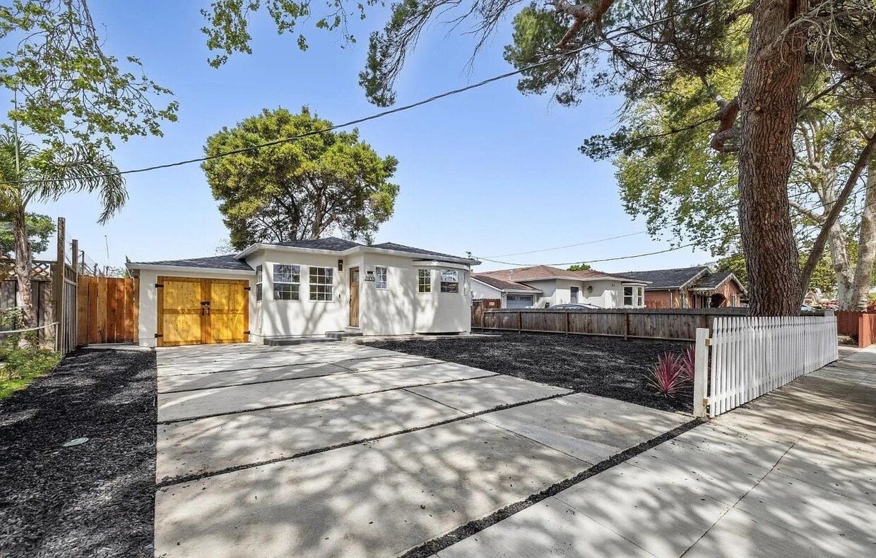 Primary Photo - Charming 2 bedroom, 1 bathroom house