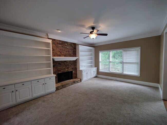 Foto del edificio - 300 Winding Rose Ln