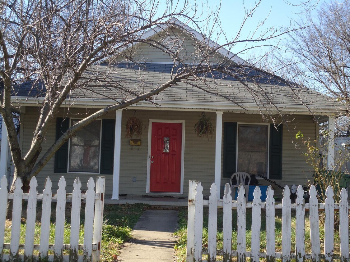 Primary Photo - 710 Bolivar St