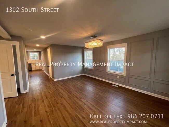 Building Photo - Fully Renovated 4 Bedroom 3 Bath Vintage H...