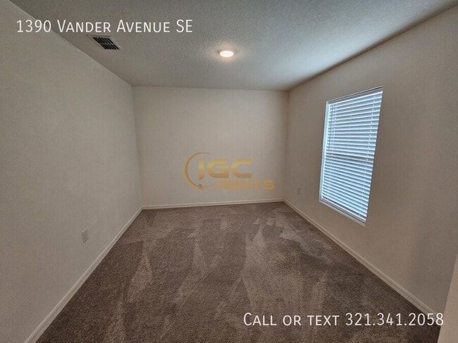 Building Photo - 1390 Vander Ave SE