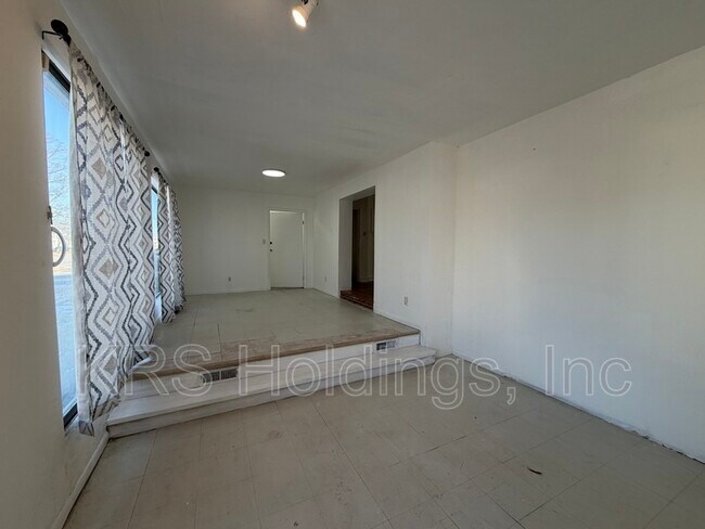 Foto del edificio - 215 W Little Creek Rd
