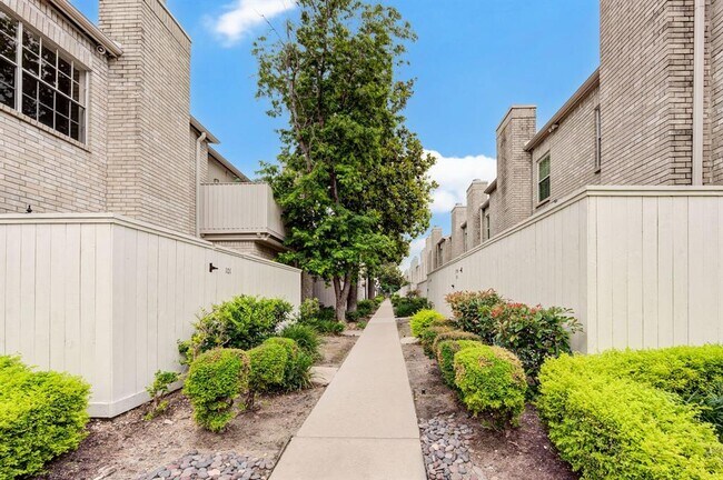Building Photo - 3780 Tanglewilde St